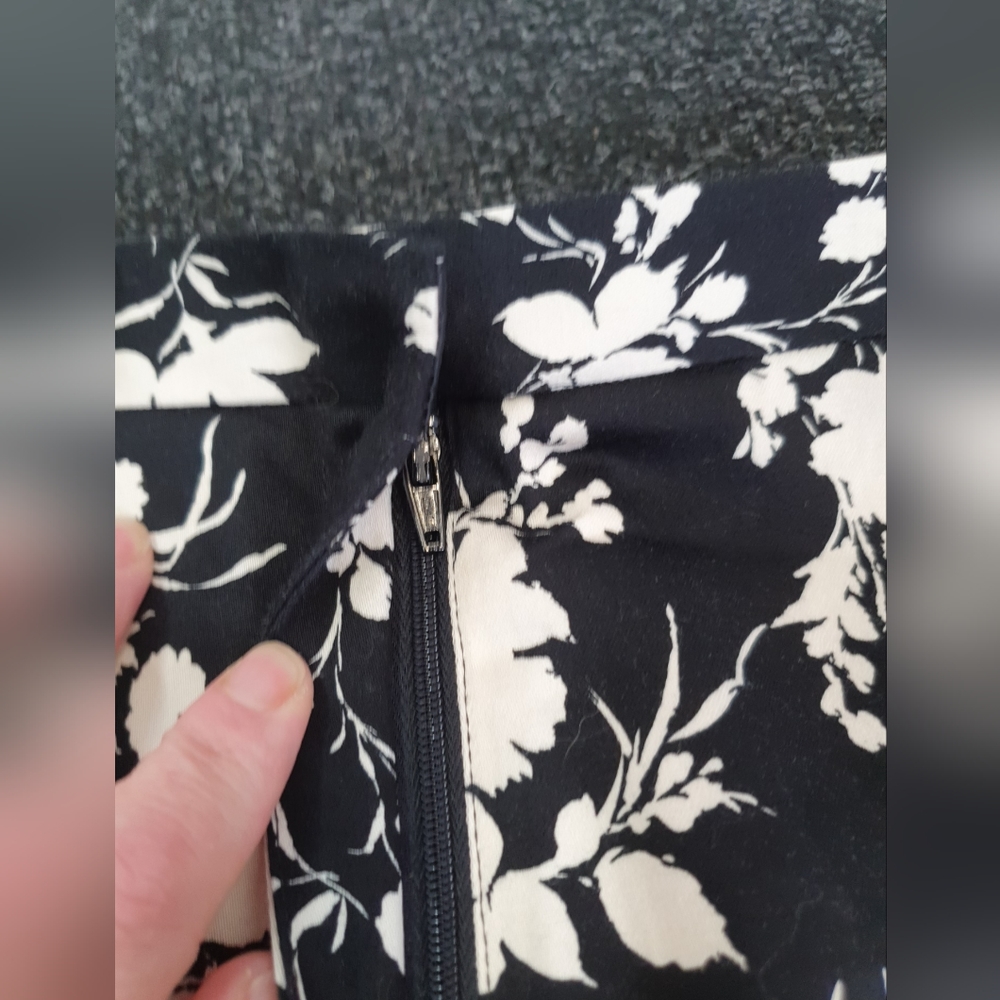 BNWT Ladies OASIS 98% Cotton Black / Cream Floral Trousers Size UK 16 - Picture 3 of 5